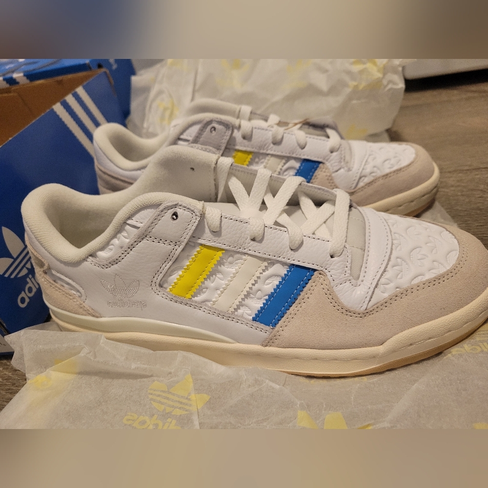 NIB Adidas Men's White and Blue Sneakers